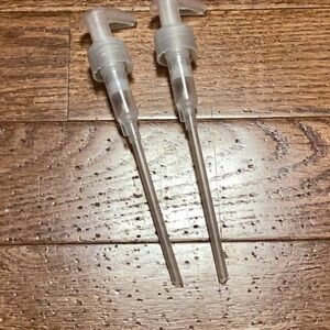 2pc brand new plastic pumps